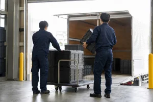 自動車プラスチック部品の入出荷作業の作業風景（みよし市）