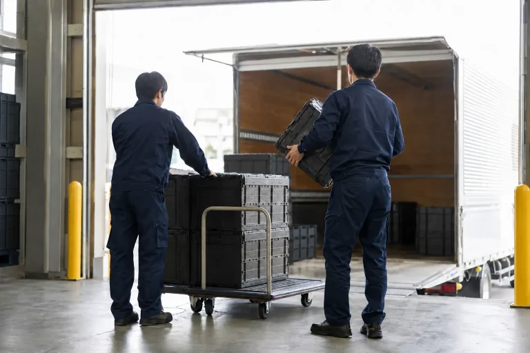 自動車プラスチック部品の入出荷作業の作業風景（みよし市）