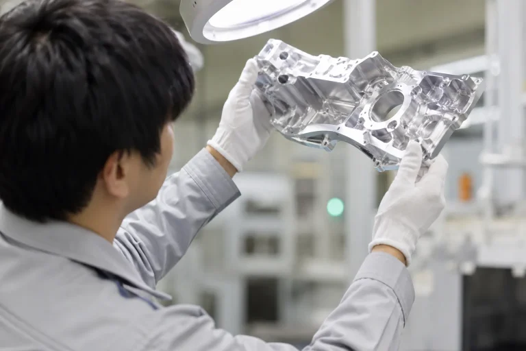 自動車金属アルミ部品の検査の作業風景（瀬戸市）